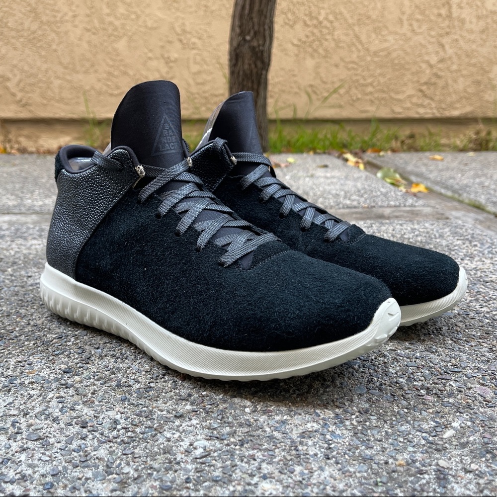 New Brandblack Midtop boot size 9